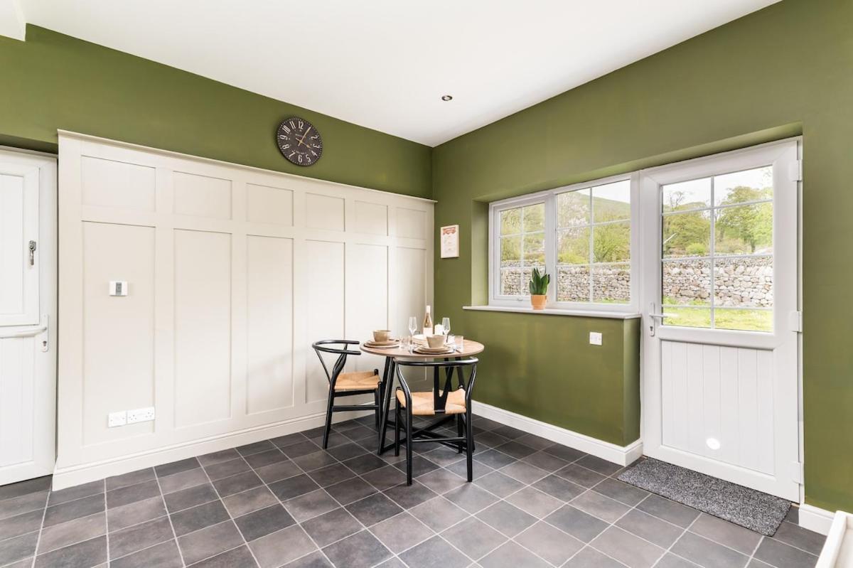 Central Malham Wellbeing Escape Hot Tub & Studio Exterior foto
